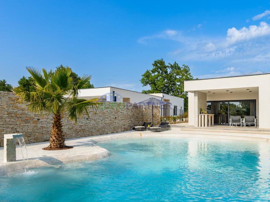 Istra, Svetivičenat, moderna prizemnica sa bazenom u obliku plaže