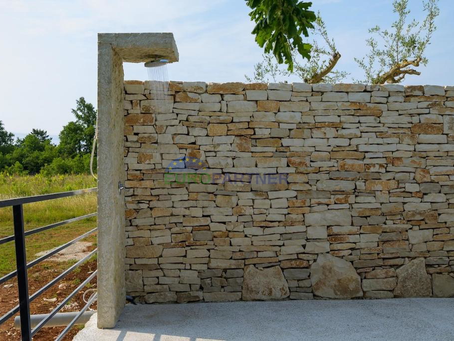 Istra, Svetivičenat, moderna prizemnica sa bazenom u obliku plaže