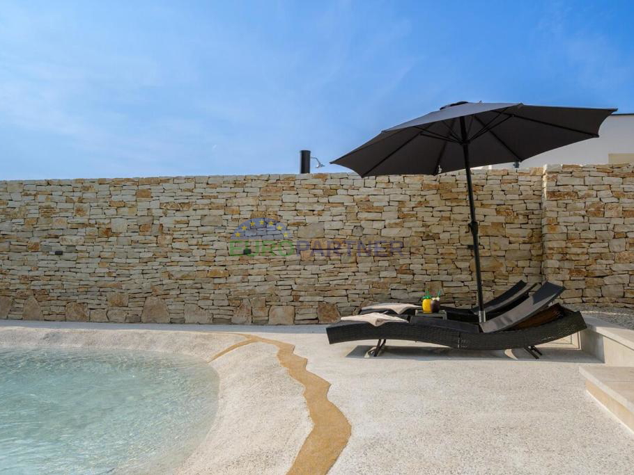 Istra, Svetivičenat, moderna prizemnica sa bazenom u obliku plaže
