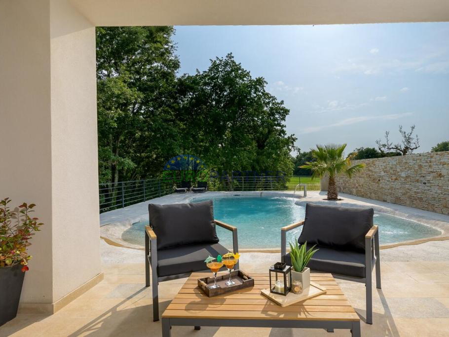 Istra, Svetivičenat, moderna prizemnica sa bazenom u obliku plaže
