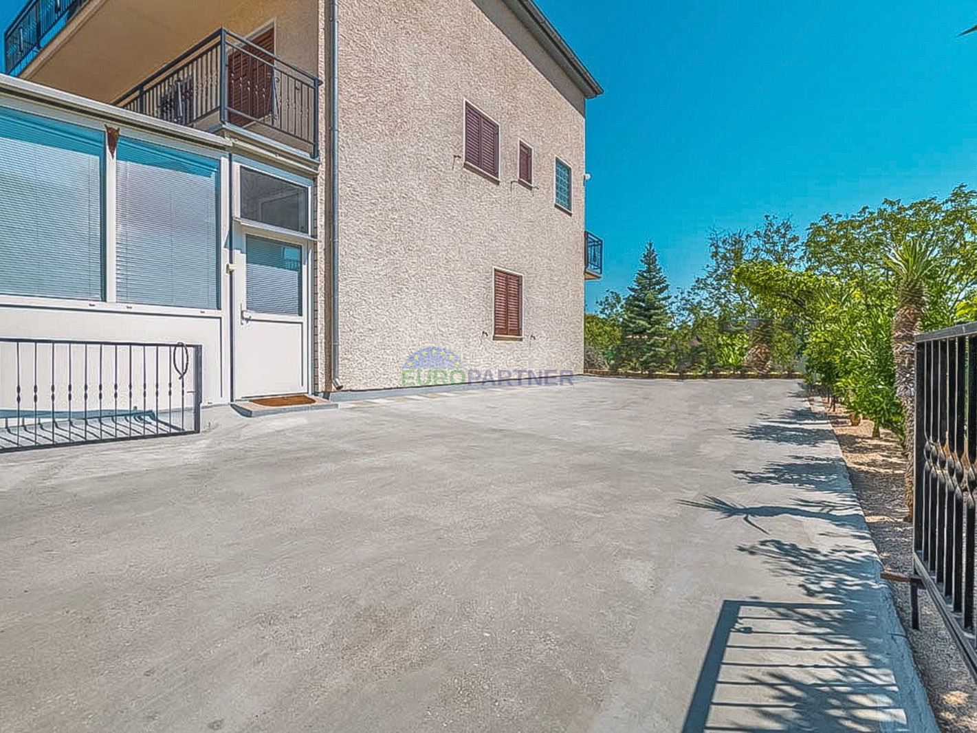 Novigrada, Samostojeća kuća sa tri stana