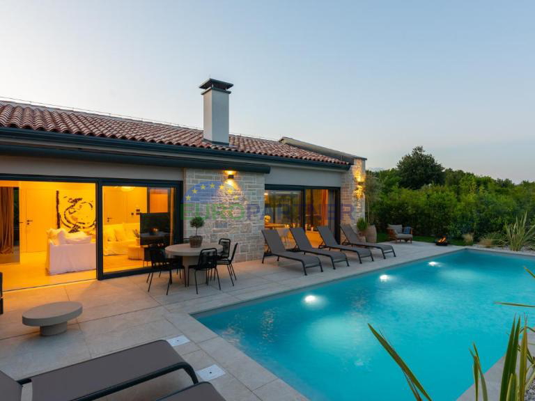 Designervilla in der N&auml;he von Pore&ccaron;&comma; 3 km vom Meer entfernt