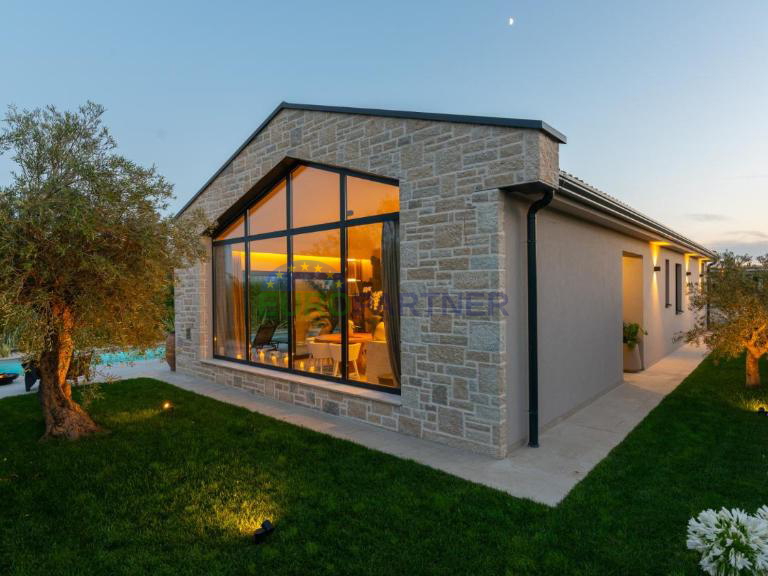 Designervilla in der N&auml;he von Pore&ccaron;&comma; 3 km vom Meer entfernt