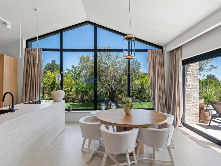 Designervilla in der N&auml;he von Pore&ccaron;&comma; 3 km vom Meer entfernt