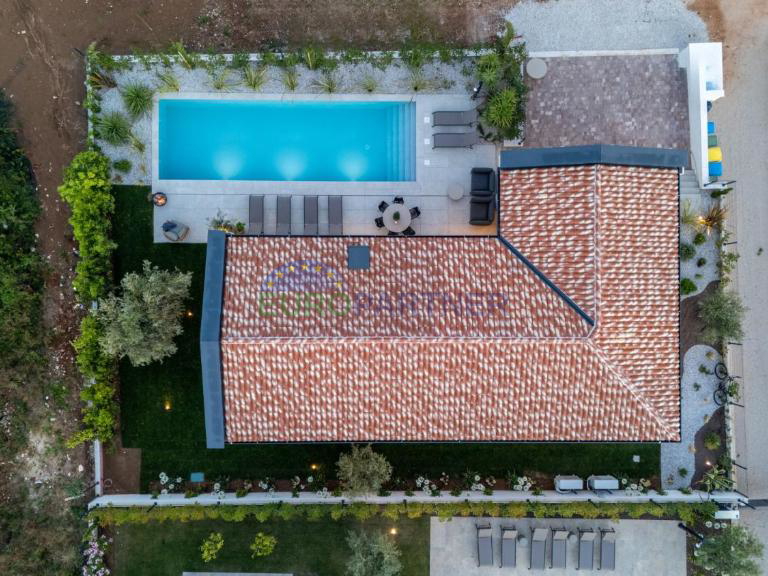 Designervilla in der N&auml;he von Pore&ccaron;&comma; 3 km vom Meer entfernt