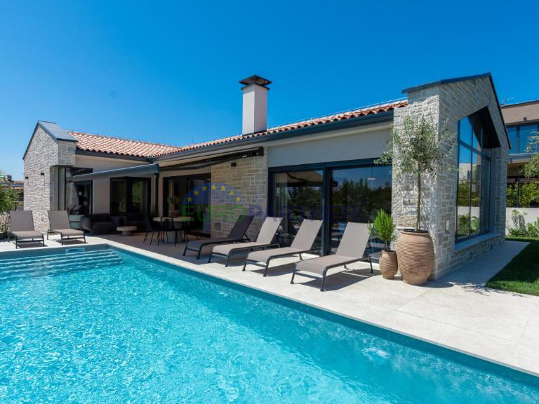 Designervilla in der N&auml;he von Pore&ccaron;&comma; 3 km vom Meer entfernt