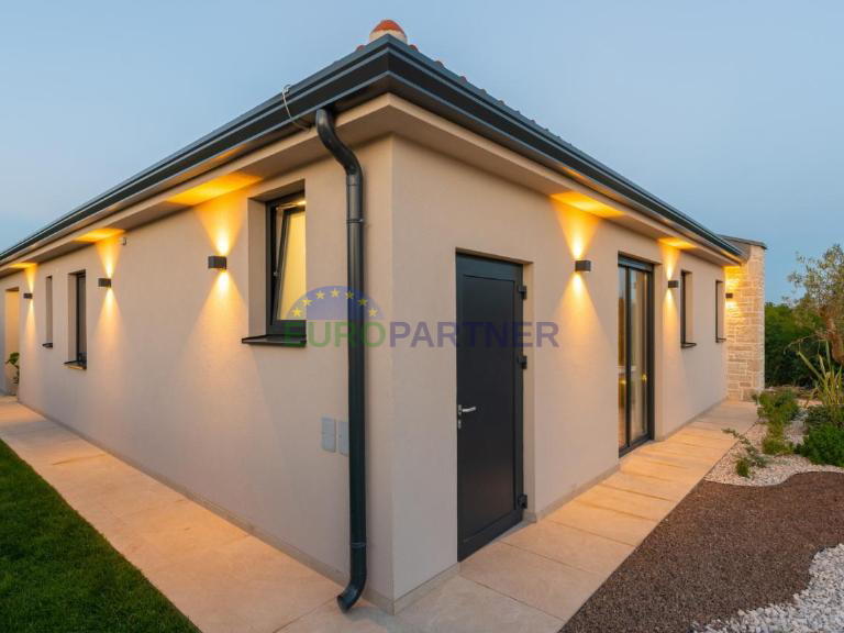 Designervilla in der N&auml;he von Pore&ccaron;&comma; 3 km vom Meer entfernt