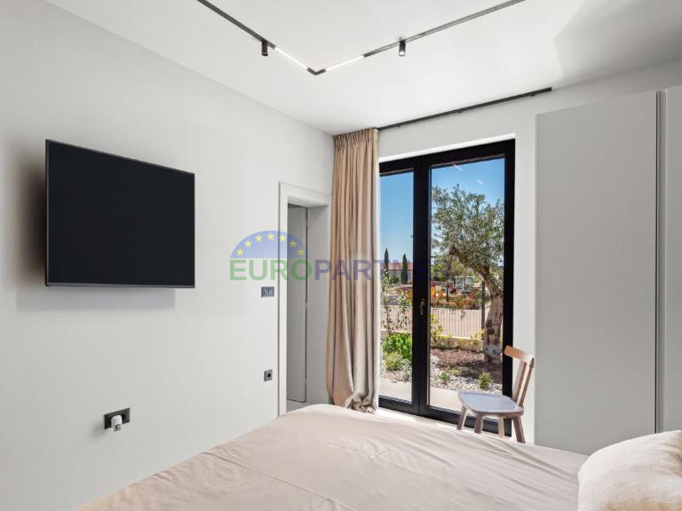 Designervilla in der N&auml;he von Pore&ccaron;&comma; 3 km vom Meer entfernt