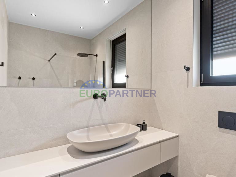 Designervilla in der N&auml;he von Pore&ccaron;&comma; 3 km vom Meer entfernt