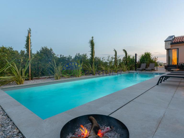 Designervilla in der N&auml;he von Pore&ccaron;&comma; 3 km vom Meer entfernt