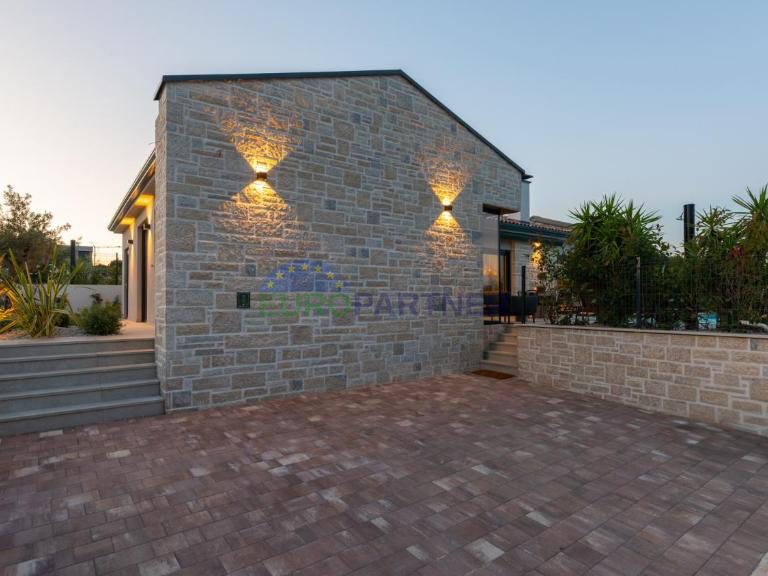 Designervilla in der N&auml;he von Pore&ccaron;&comma; 3 km vom Meer entfernt