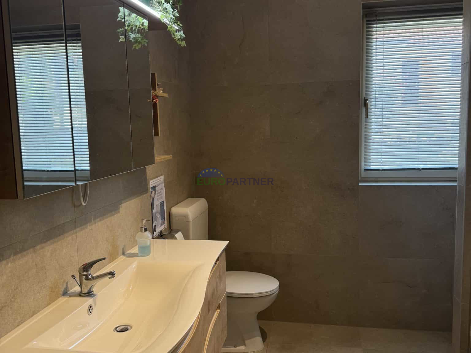 Freistehendes Haus mit Einliegerwohnung und Meerblick, Poreč, Istrien