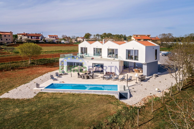 Lussuosa villa con 6000m2 di giardino, nei dintorni di Poreč.