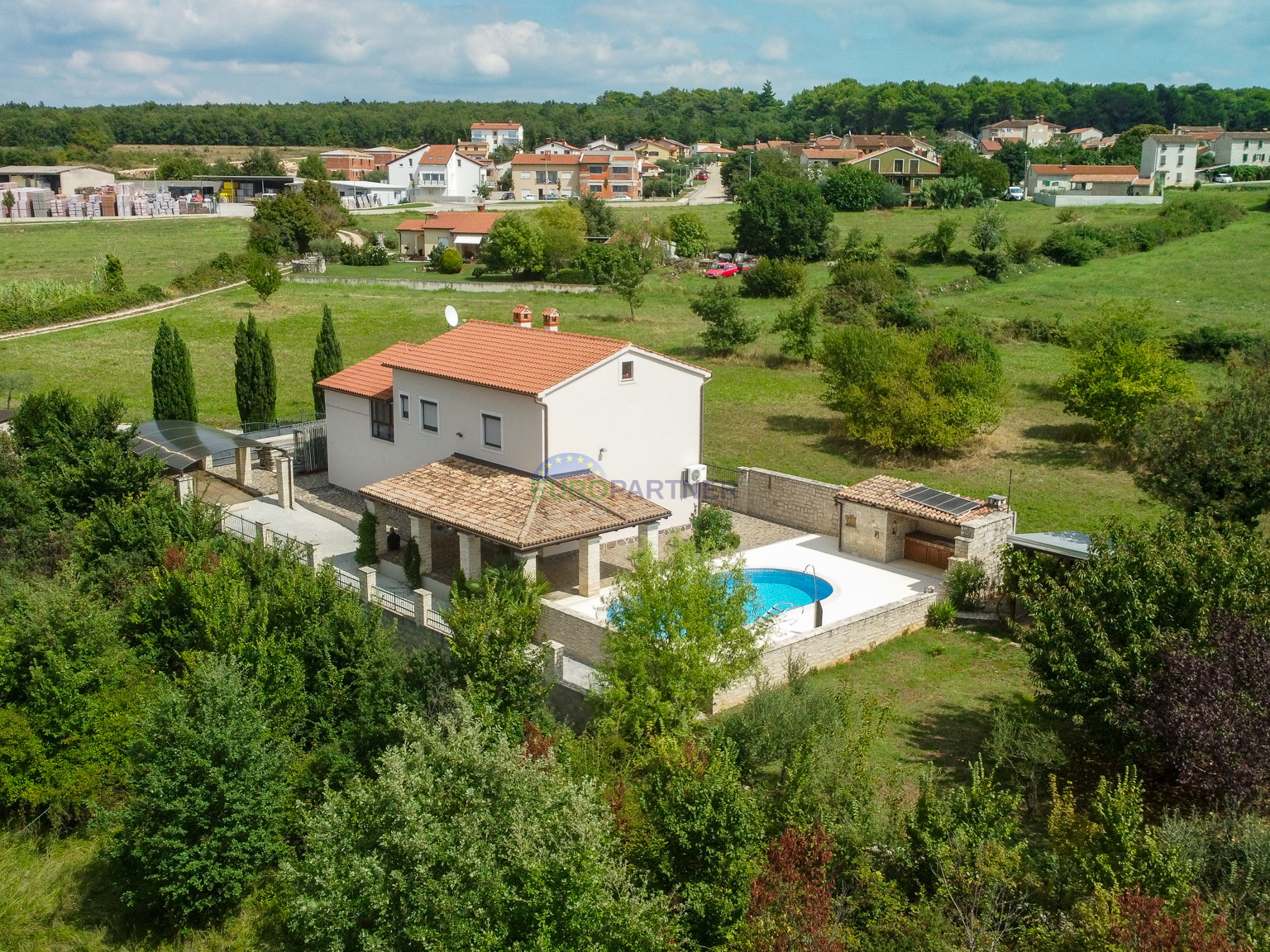 House with a swimming pool and large yard, 10 km from Poreč