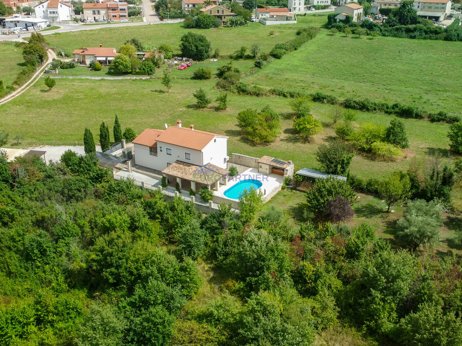 House with a swimming pool and large yard, 10 km from Poreč