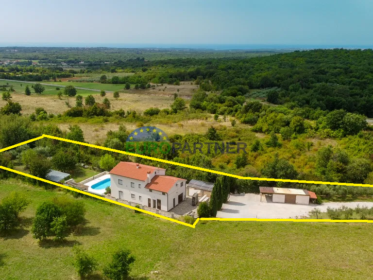 House with a swimming pool and large yard, 10 km from Poreč