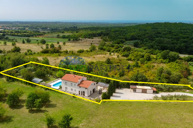 House with a swimming pool and large yard, 10 km from Poreč