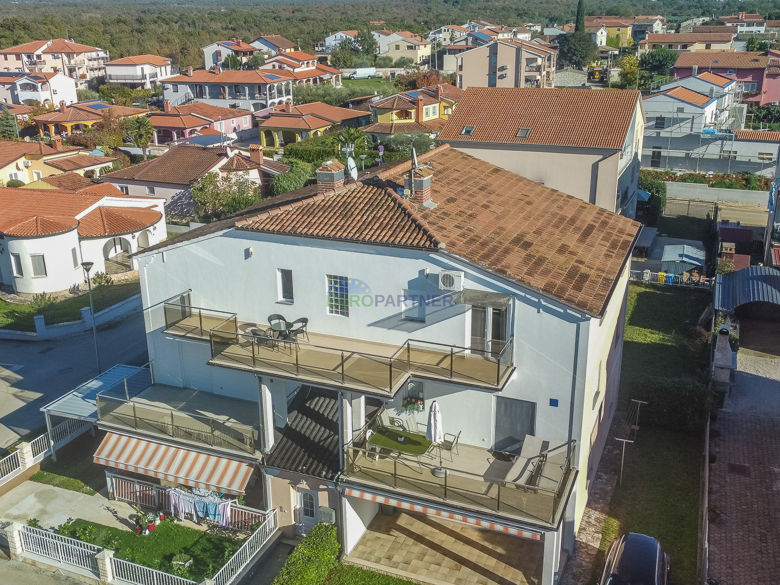 Poreč, modernly equipped 3-room apartment + 140 m2 land - only 2.5 km from the sea