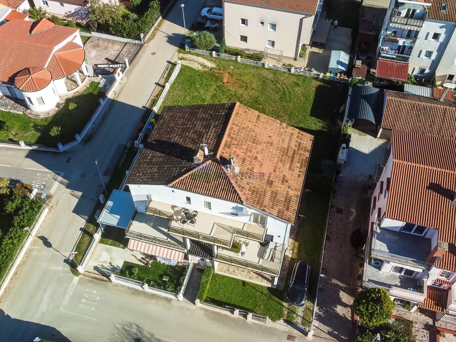 Poreč, modernly equipped 3-room apartment + 140 m2 land - only 2.5 km from the sea