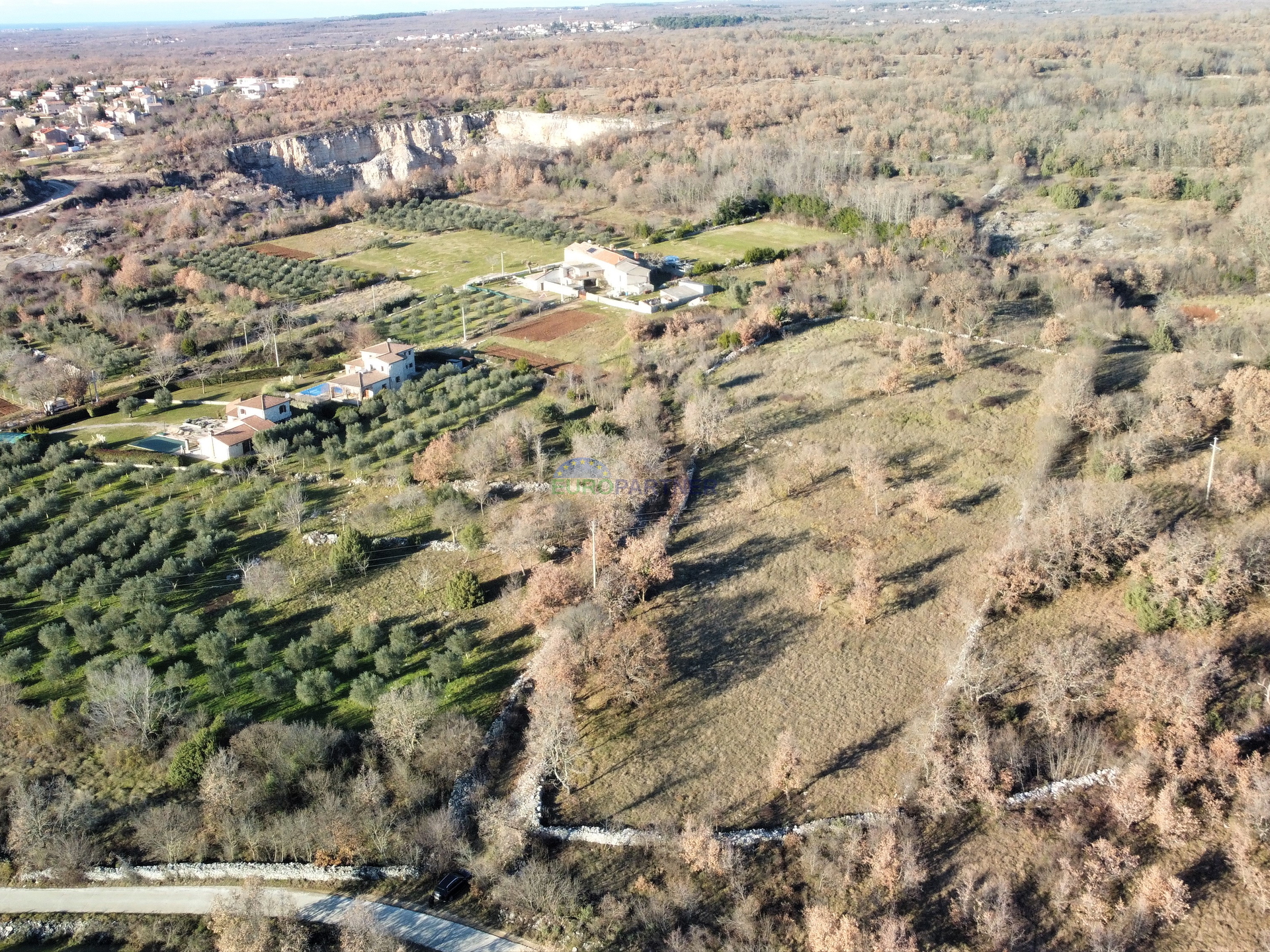 Wunderschönes Grundstück, 5892m2 Bauland + 3562m2 landwirtschaftliches Grundstück, 10km von Poreč.