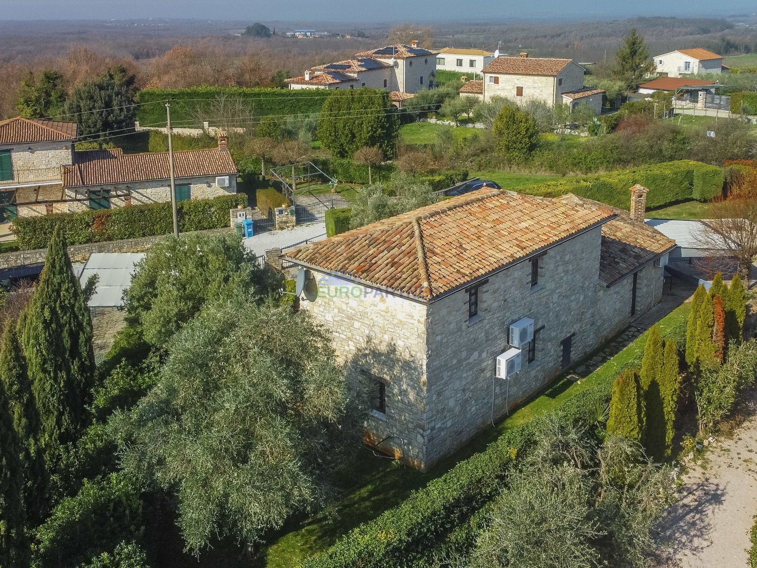 Kamena vila na bre&zcaron;uljku s pogledom na more&comma; Pore&ccaron;&comma; Istra