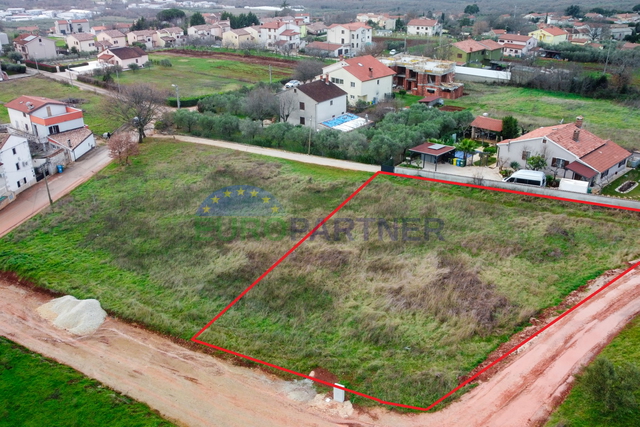 Terreno edificabile con vista mare, 8 km da Poreč.