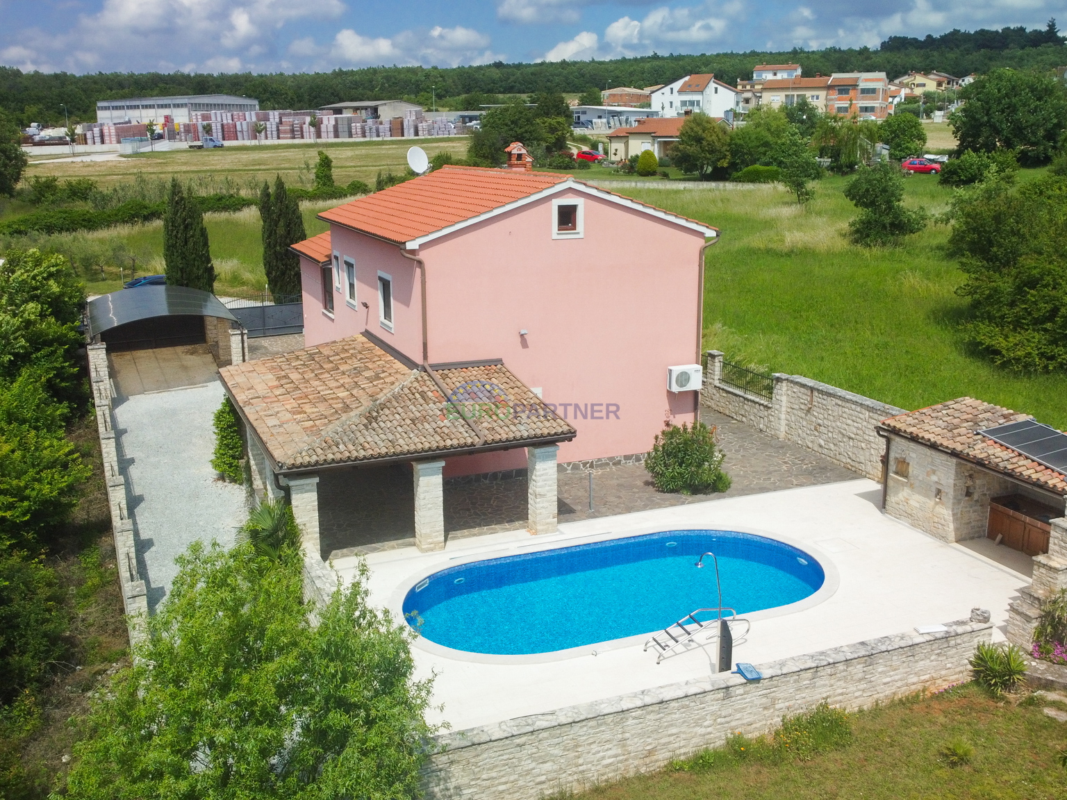 Haus mit Pool und großem Grundstück, 10 km von Poreč entfernt