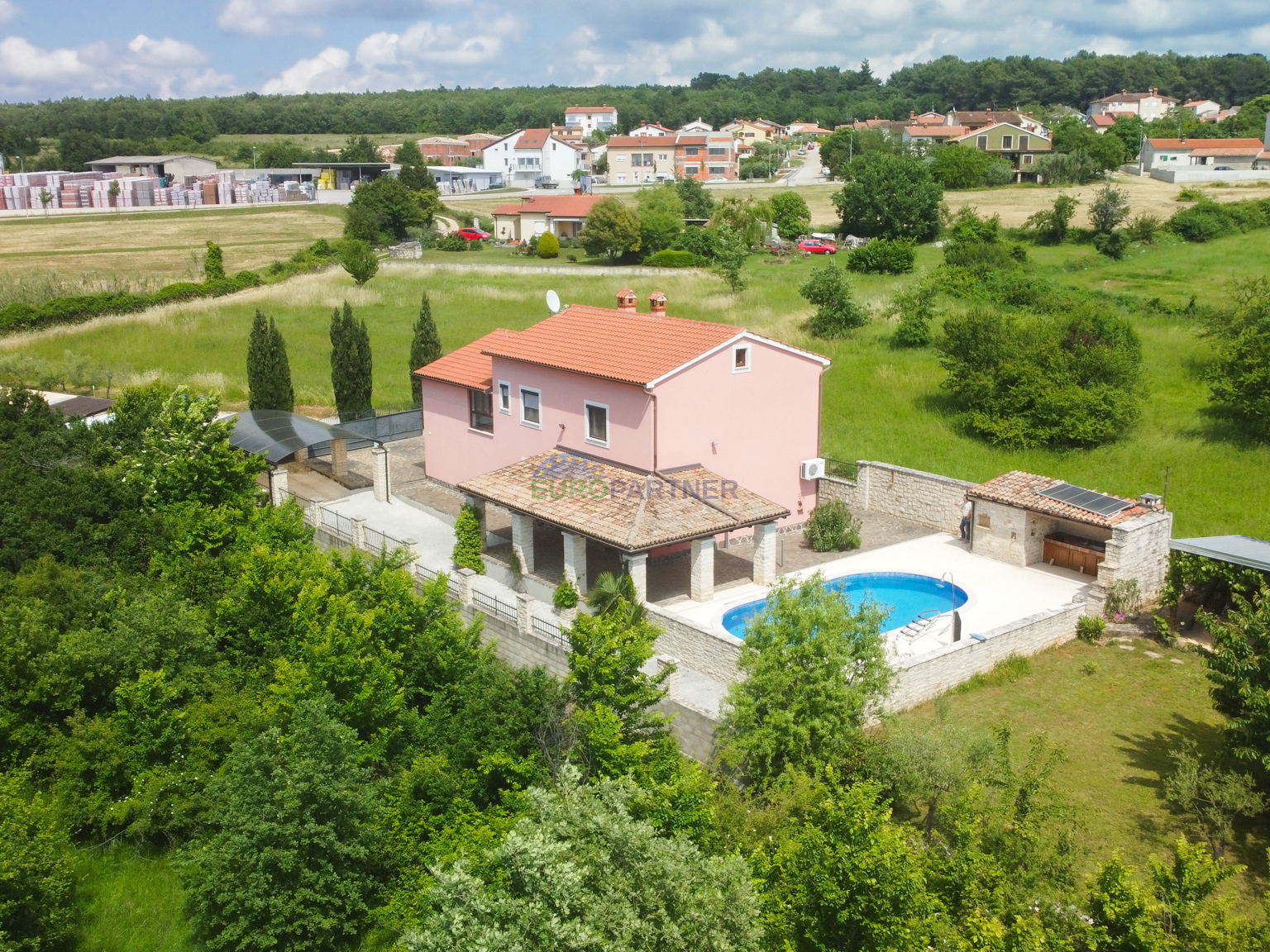 Haus mit Pool und großem Grundstück, 10 km von Poreč entfernt