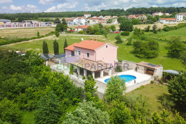 Haus mit Pool und großem Grundstück, 10 km von Poreč entfernt