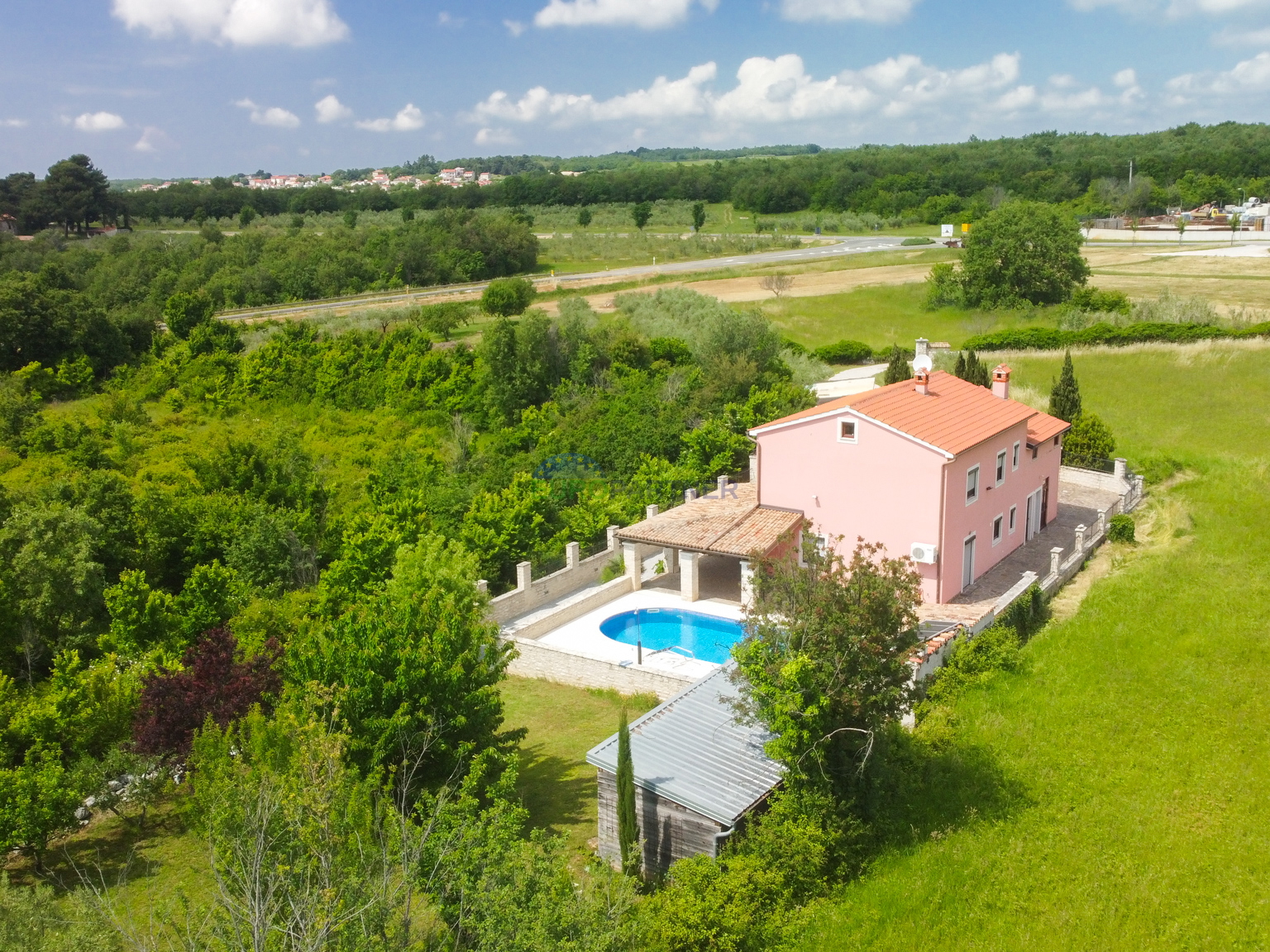 Haus mit Pool und großem Grundstück, 10 km von Poreč entfernt