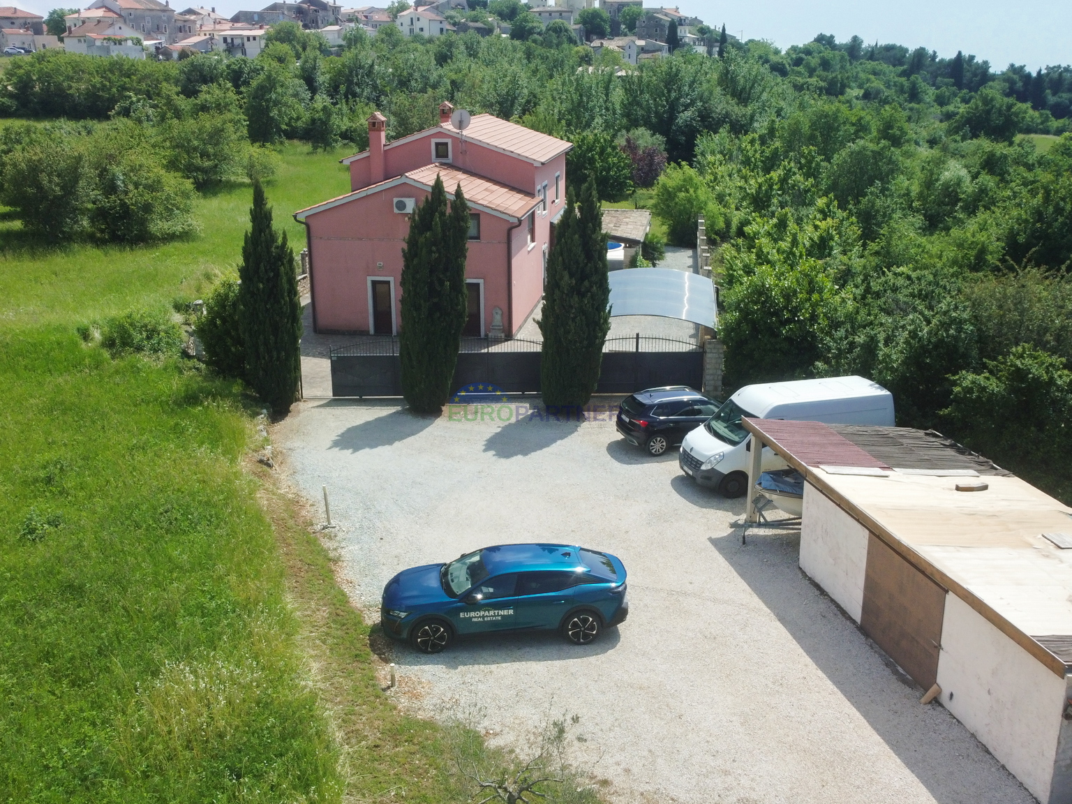 Haus mit Pool und großem Grundstück, 10 km von Poreč entfernt