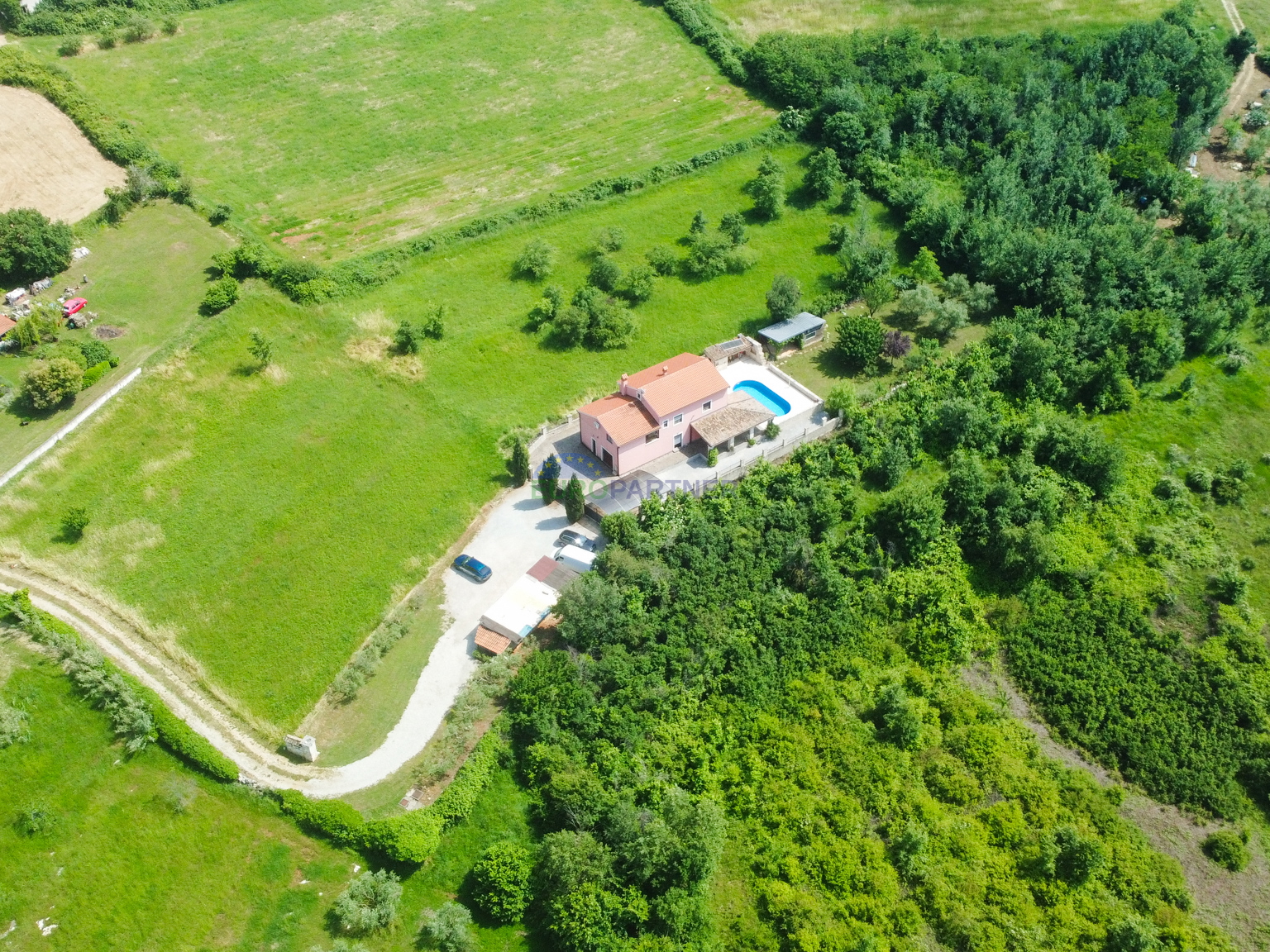 Haus mit Pool und großem Grundstück, 10 km von Poreč entfernt