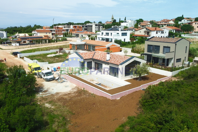 Designervilla in Tar, 3500 m vom Meer entfernt