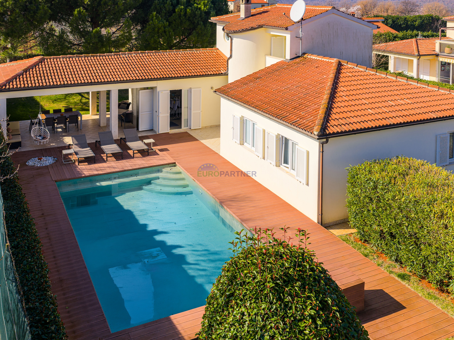 Pore&ccaron;&comma; mediteranska vila s bazenom&excl;