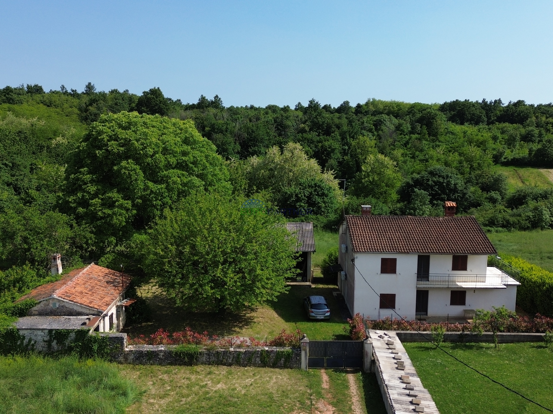 Zwei Häuser mit großem Bauland für weitere 3 Objekte, 14km von Poreč