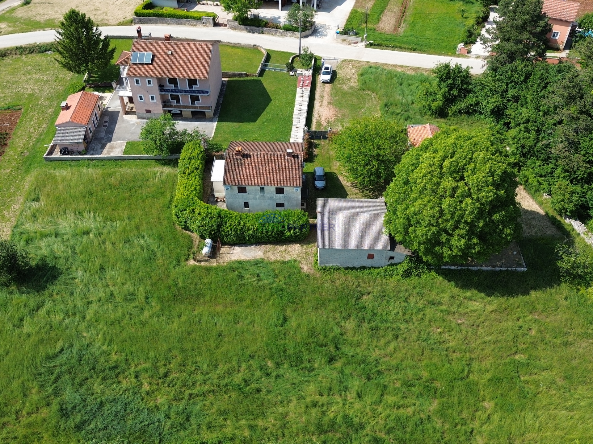 Zwei Häuser mit großem Bauland für weitere 3 Objekte, 14km von Poreč