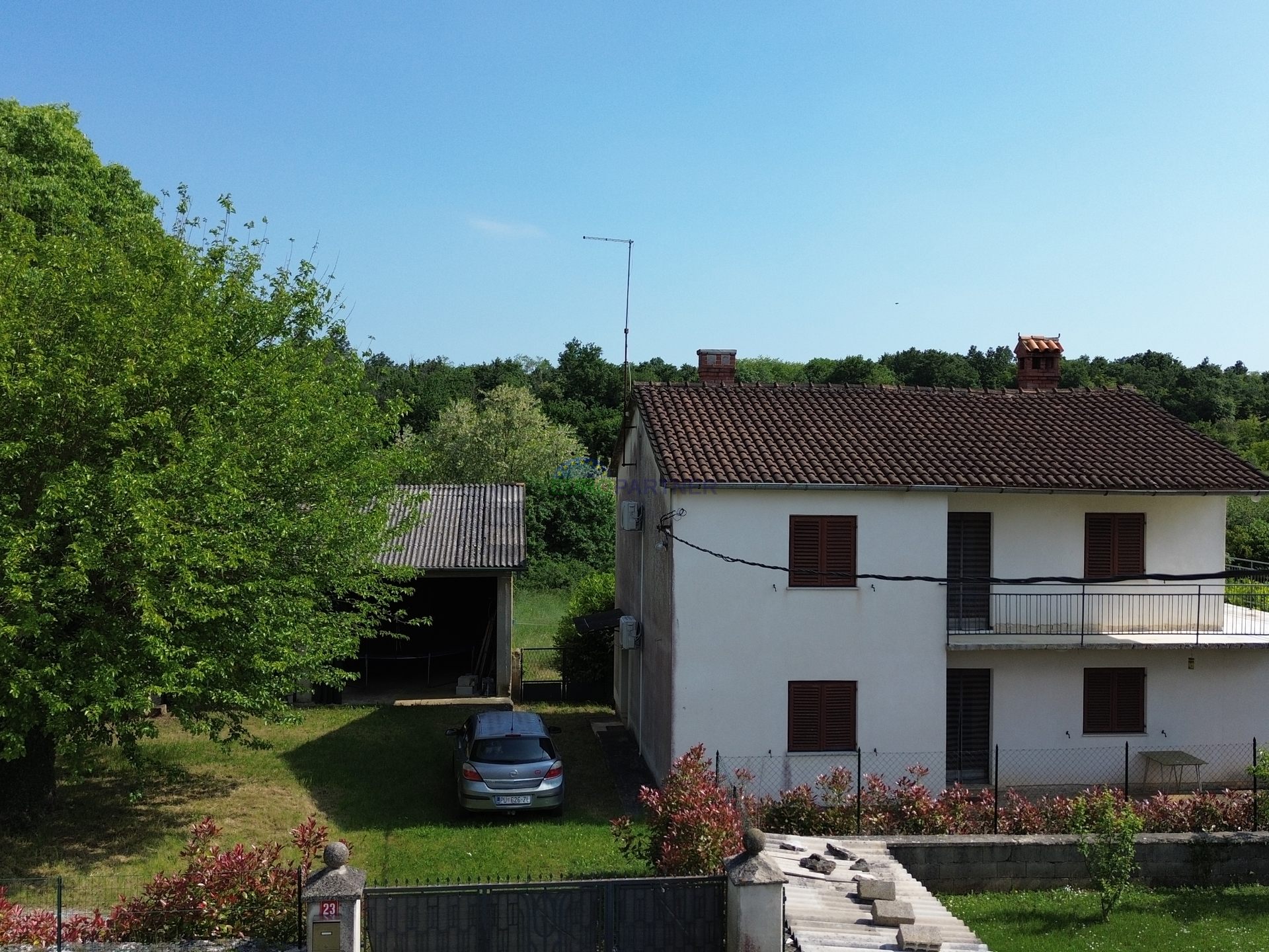 Zwei Häuser mit großem Bauland für weitere 3 Objekte, 14km von Poreč