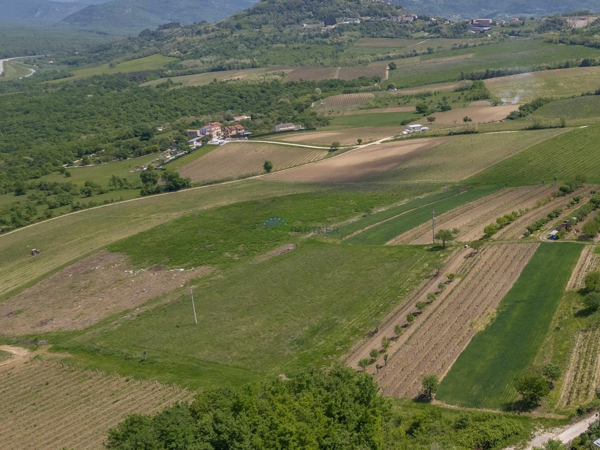 Građevinsko i poljoprivredno zemljište s pogledom na Motovun