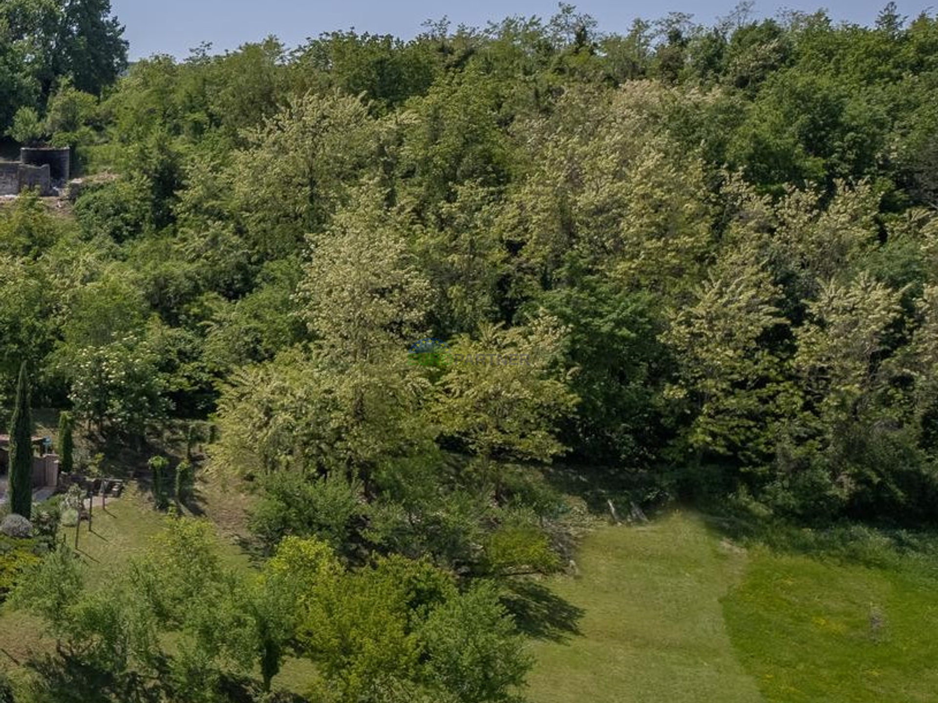 Građevinsko i poljoprivredno zemljište s pogledom na Motovun