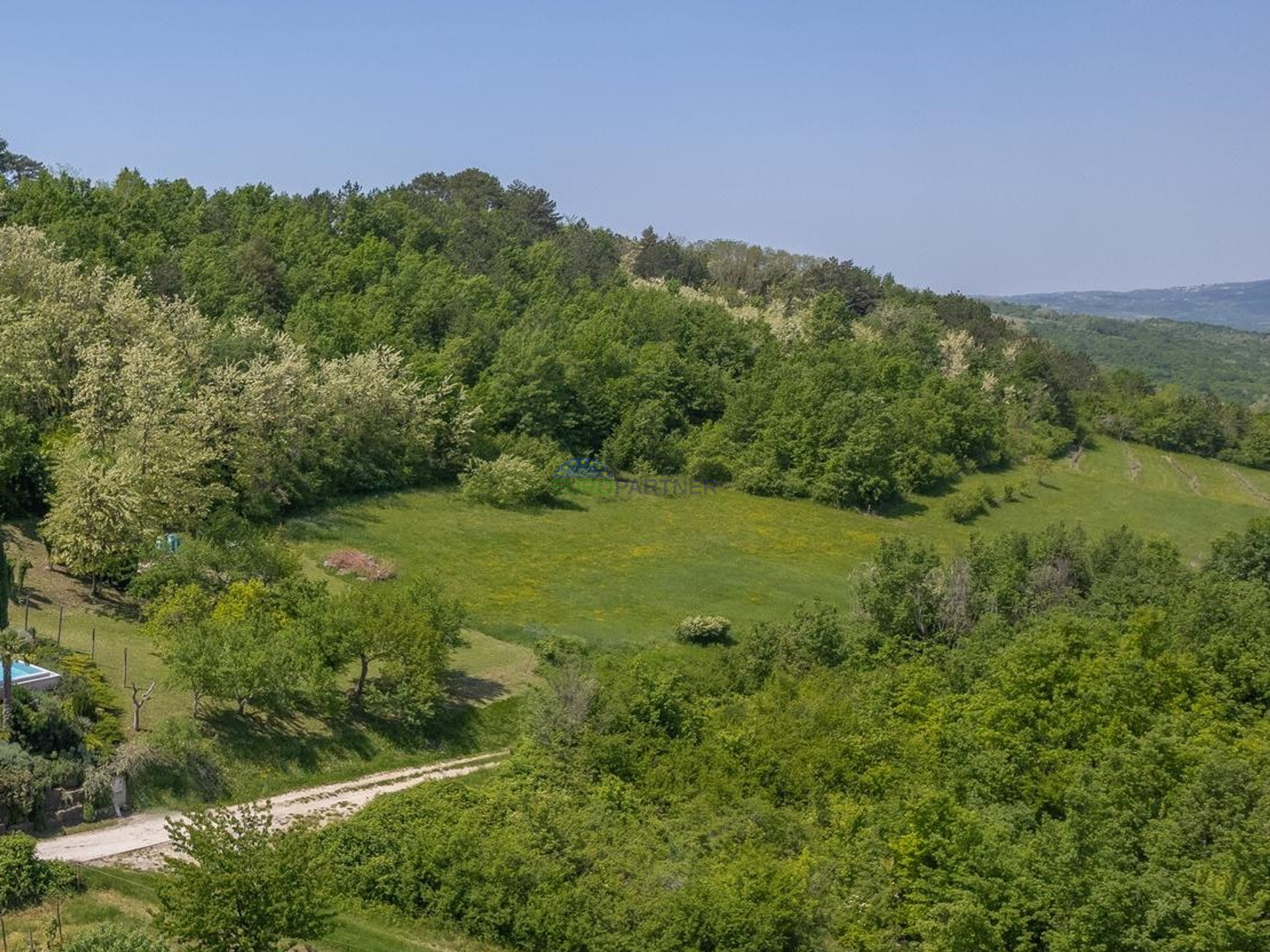 Građevinsko i poljoprivredno zemljište s pogledom na Motovun