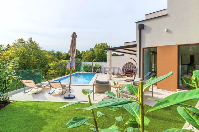 Istria, Sveti Vičenat, casa bifamiliare con piscina