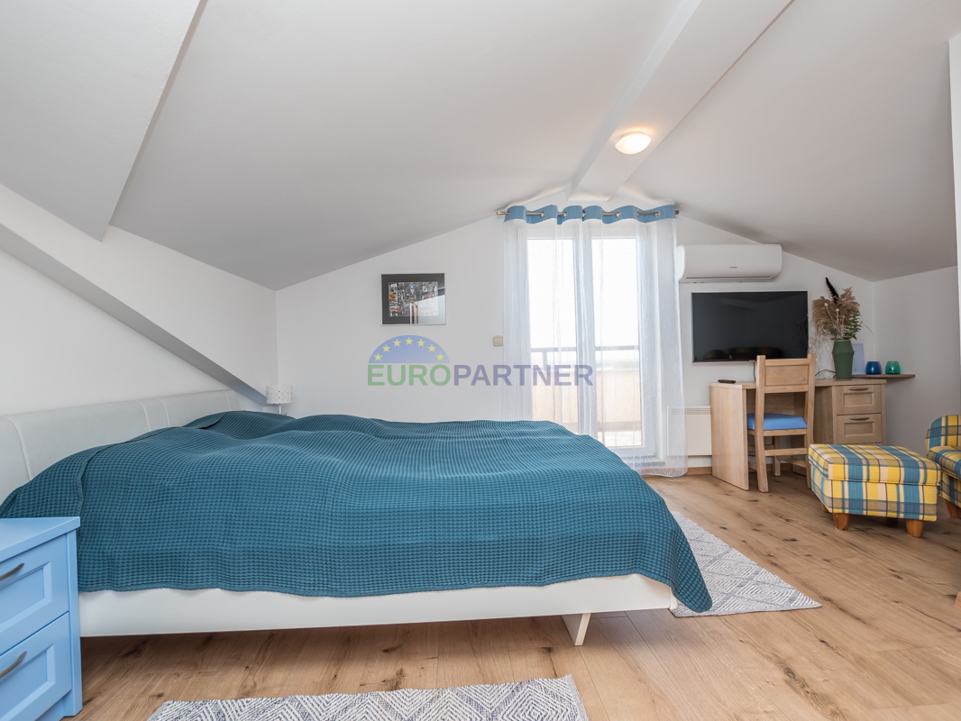 Poreč, appartamento di 90m2 con vista mare! 700m dal mare