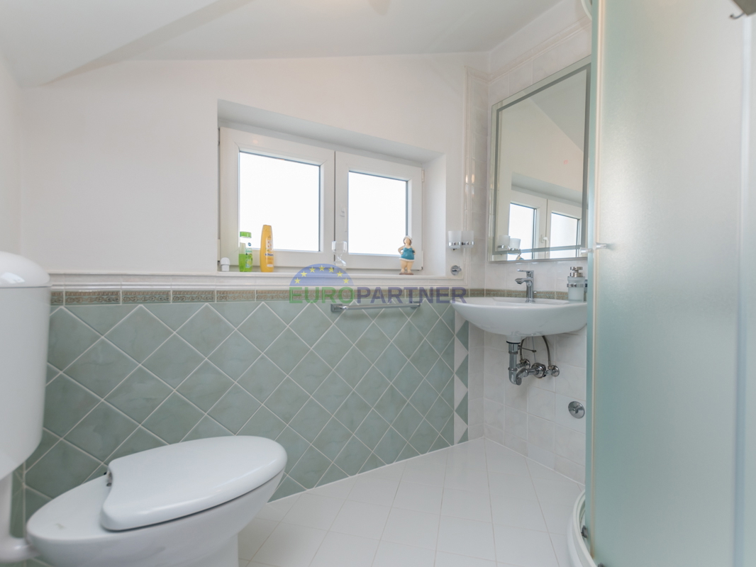 Poreč, appartamento di 90m2 con vista mare! 700m dal mare