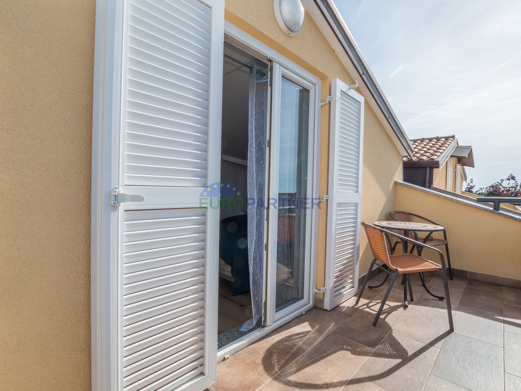 Poreč, appartamento di 90m2 con vista mare! 700m dal mare