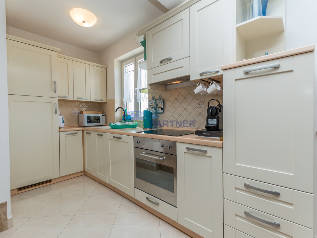 Poreč, appartamento di 90m2 con vista mare! 700m dal mare