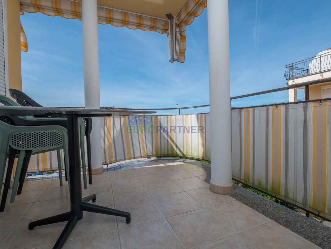 Poreč, appartamento di 90m2 con vista mare! 700m dal mare