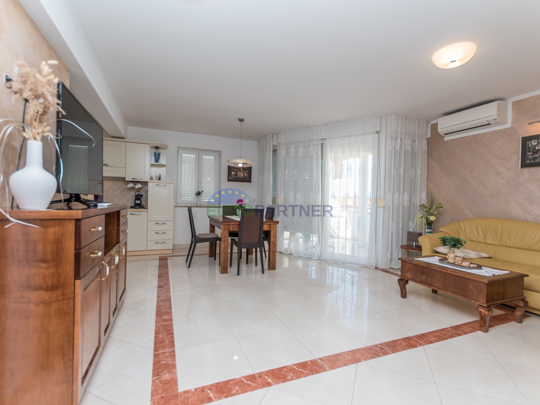 Poreč, appartamento di 90m2 con vista mare! 700m dal mare