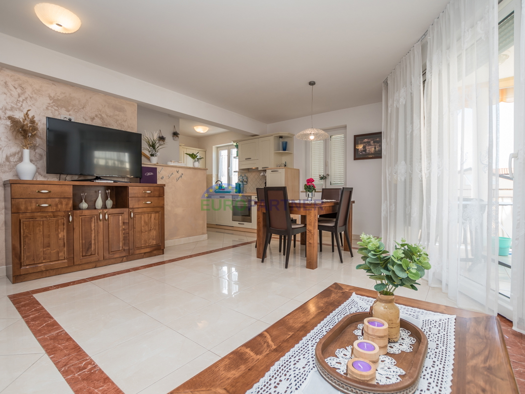 Poreč, appartamento di 90m2 con vista mare! 700m dal mare