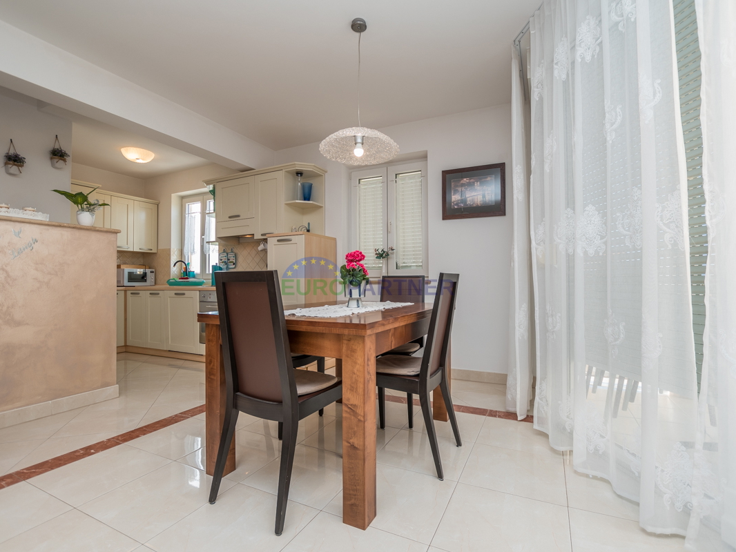 Poreč, appartamento di 90m2 con vista mare! 700m dal mare