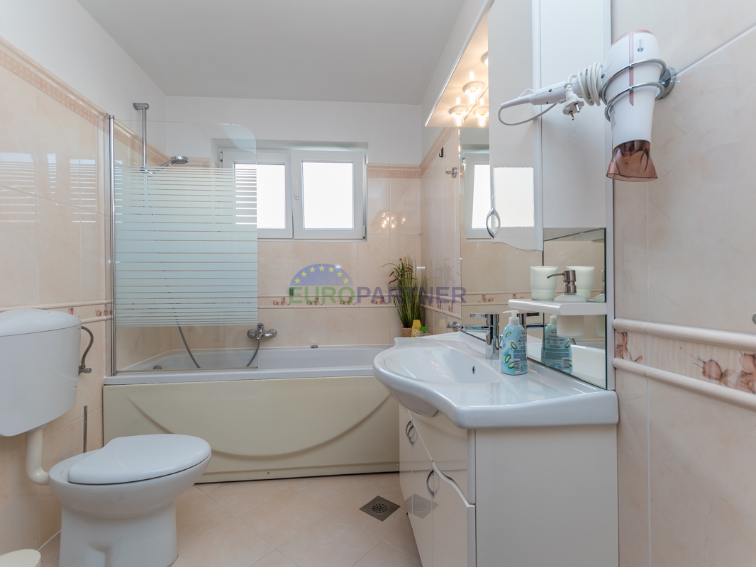 Poreč, appartamento di 90m2 con vista mare! 700m dal mare